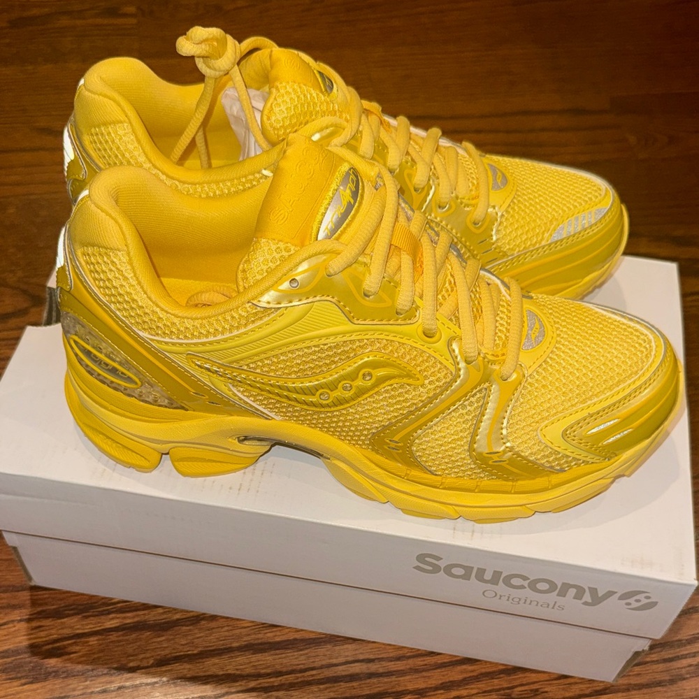 Saucony ProGrid Triumph 4 Goldfinch Chardonneret size 7.5 women’s